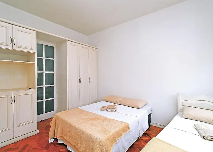 Studio p/ 3 pessoas simples, uma quadra da praia, 3min metrô Arcoverde, atrás do Copacabana Palace Rio de Janeiro